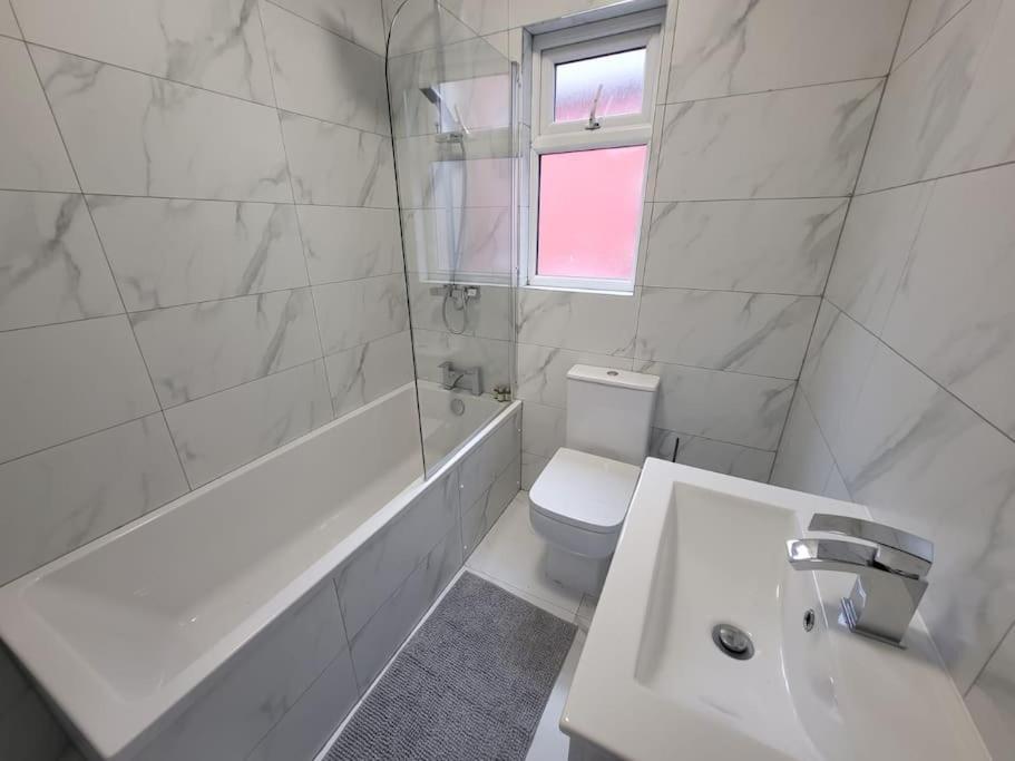 4 Bedroom House, 8 Min To City! Manchester Exterior photo
