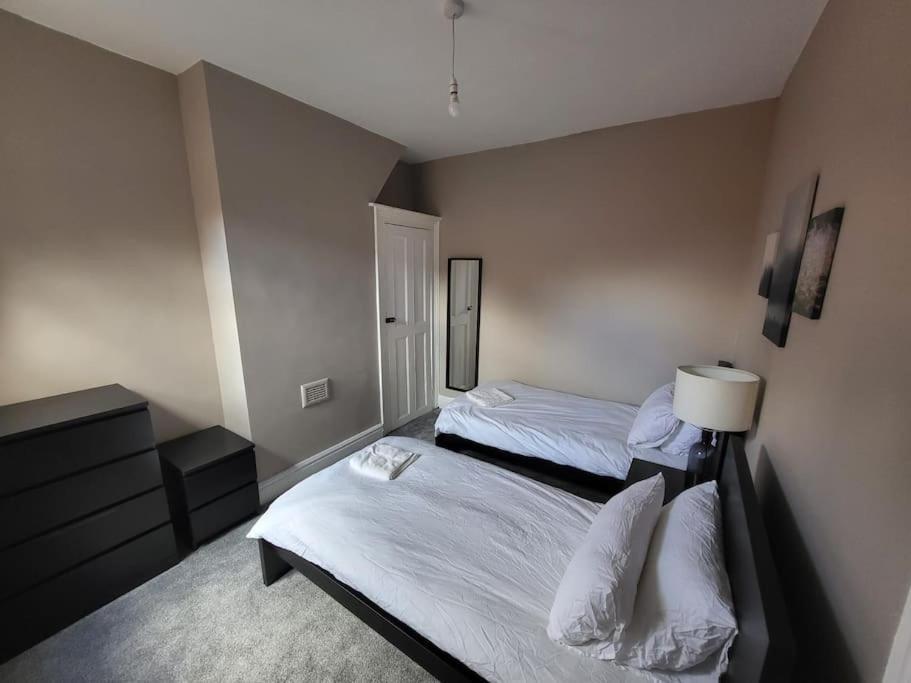 4 Bedroom House, 8 Min To City! Manchester Exterior photo